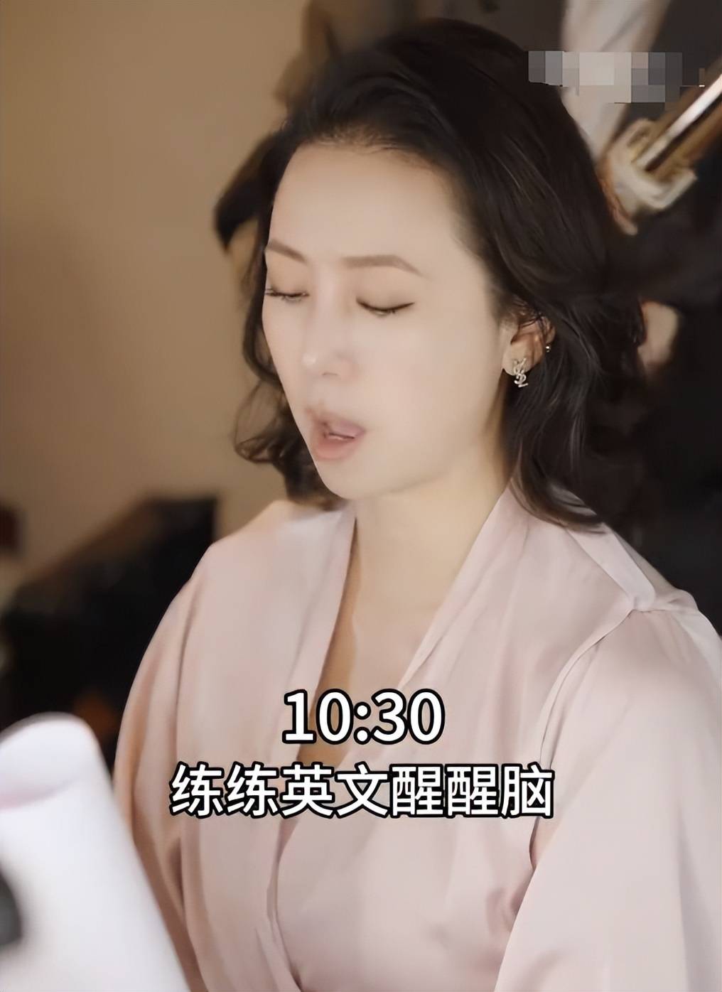 斜大小眼明显穿华贵礼服联合国演讲冰球突破56岁翁虹近况曝光脸歪嘴(图3)