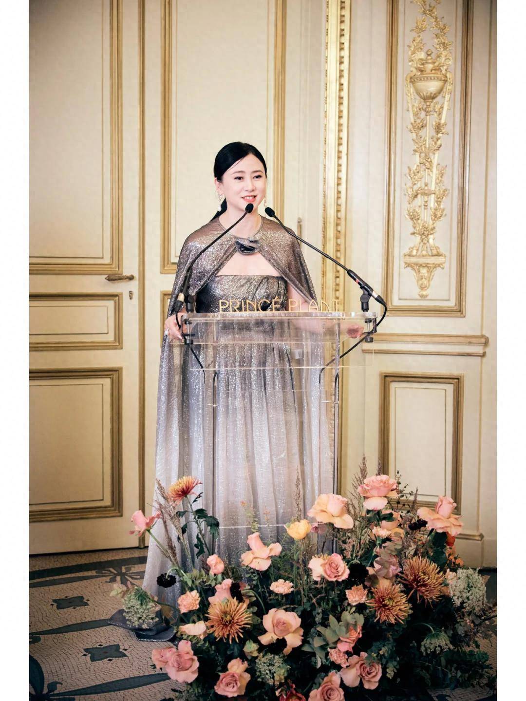 斜大小眼明显穿华贵礼服联合国演讲冰球突破56岁翁虹近况曝光脸歪嘴(图5)
