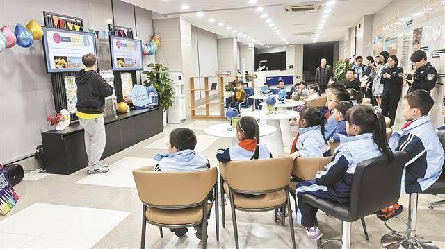 搞定”市民群众点赞厦门出入境“夜办专场”