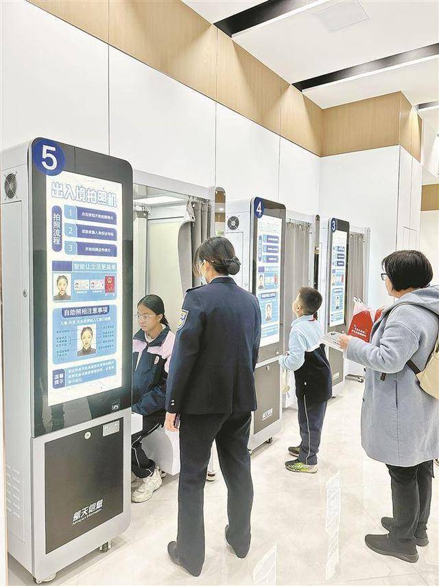 搞定”市民群众点赞厦门出入境“夜办专场”冰球突破豪华版手机版“下班来20分钟就(图2) 搞定”市民群众点赞厦门出入境“夜办专场”冰球突破豪华版手机版“下班来20分钟就(图2)